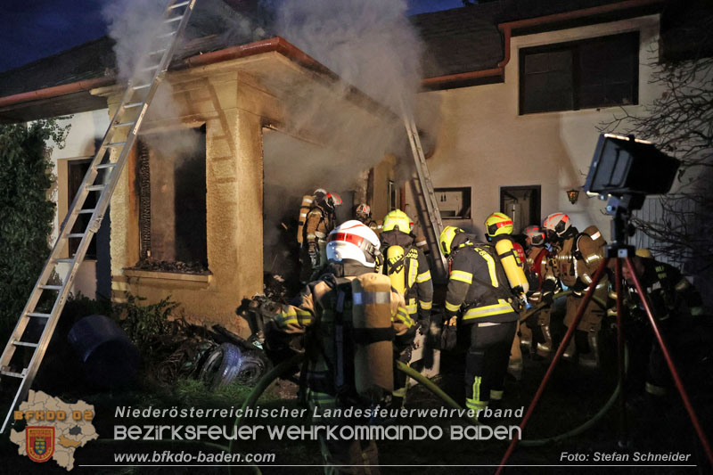 20241124_Wohnhausbrand in Oberwaltersdorf - Schwieriger Zugang   Foto: Stefan Schneider BFKDO BADEN