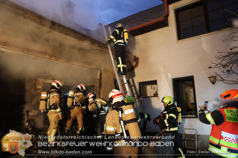 20241124_Wohnhausbrand in Oberwaltersdorf - Schwieriger Zugang   Foto: Stefan Schneider BFKDO BADEN