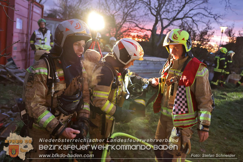 20241124_Wohnhausbrand in Oberwaltersdorf - Schwieriger Zugang   Foto: Stefan Schneider BFKDO BADEN