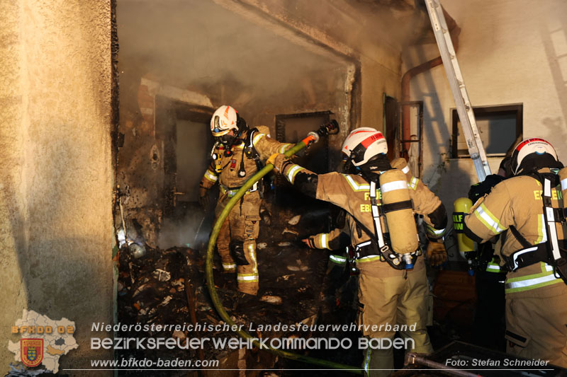 20241124_Wohnhausbrand in Oberwaltersdorf - Schwieriger Zugang   Foto: Stefan Schneider BFKDO BADEN