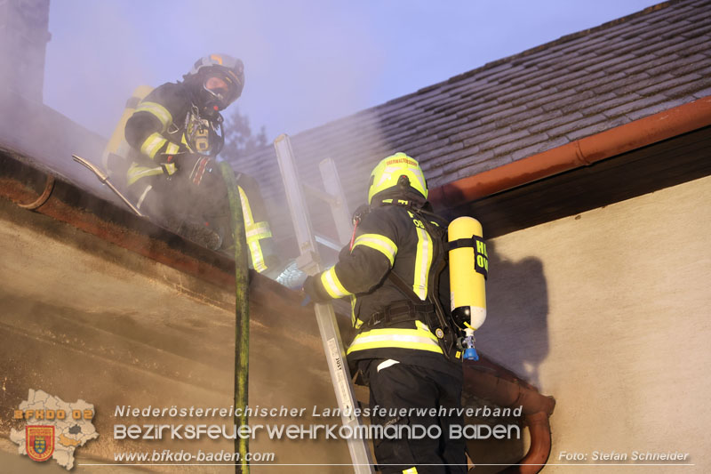 20241124_Wohnhausbrand in Oberwaltersdorf - Schwieriger Zugang   Foto: Stefan Schneider BFKDO BADEN