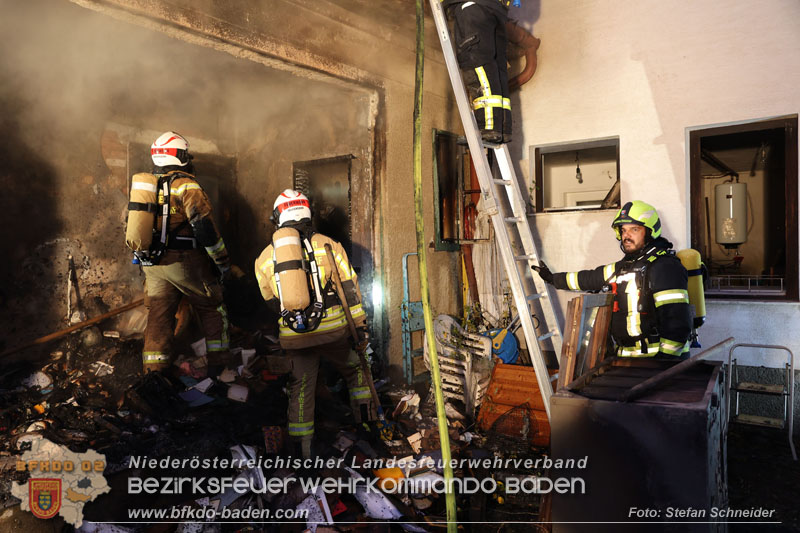 20241124_Wohnhausbrand in Oberwaltersdorf - Schwieriger Zugang   Foto: Stefan Schneider BFKDO BADEN