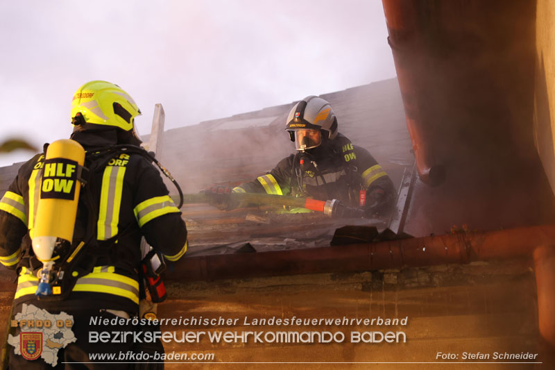 20241124_Wohnhausbrand in Oberwaltersdorf - Schwieriger Zugang   Foto: Stefan Schneider BFKDO BADEN