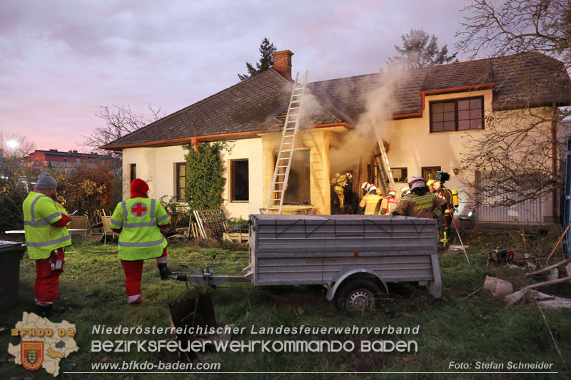 20241124_Wohnhausbrand in Oberwaltersdorf - Schwieriger Zugang   Foto: Stefan Schneider BFKDO BADEN