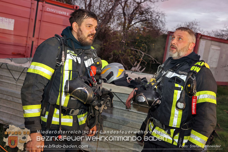 20241124_Wohnhausbrand in Oberwaltersdorf - Schwieriger Zugang   Foto: Stefan Schneider BFKDO BADEN