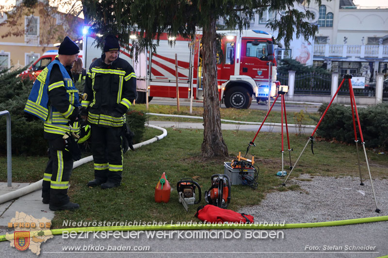 20241124_Wohnhausbrand in Oberwaltersdorf - Schwieriger Zugang   Foto: Stefan Schneider BFKDO BADEN