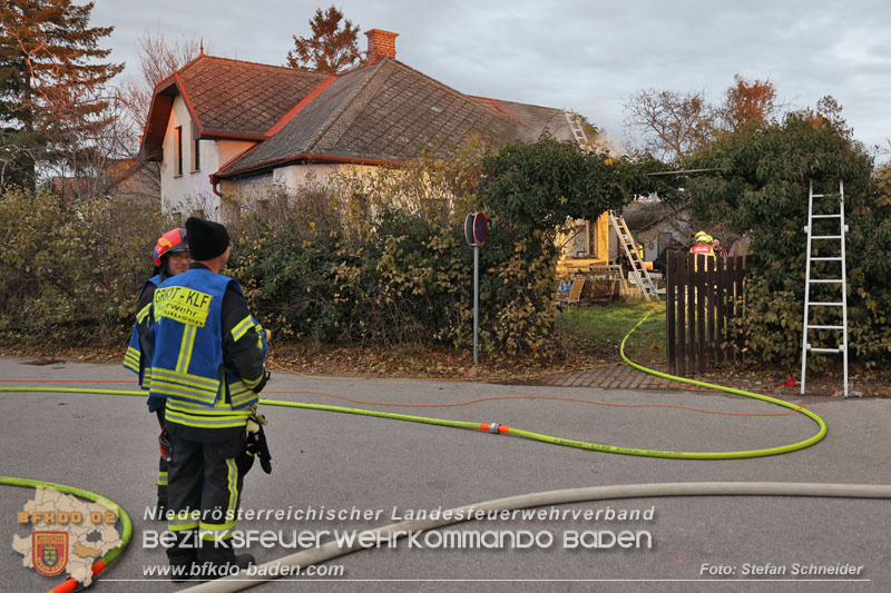 20241124_Wohnhausbrand in Oberwaltersdorf - Schwieriger Zugang   Foto: Stefan Schneider BFKDO BADEN