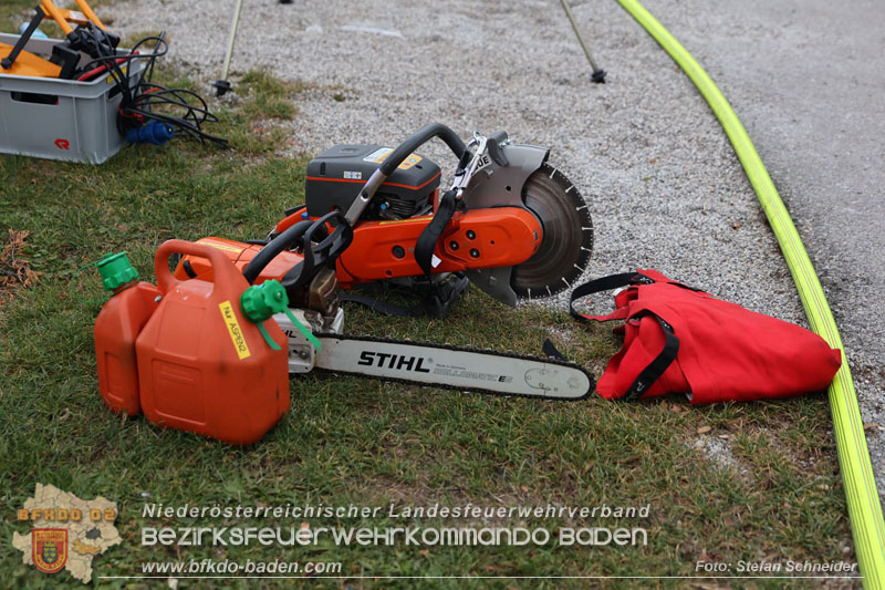 20241124_Wohnhausbrand in Oberwaltersdorf - Schwieriger Zugang   Foto: Stefan Schneider BFKDO BADEN