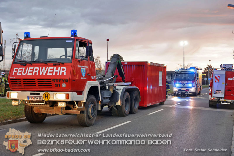 20241124_Wohnhausbrand in Oberwaltersdorf - Schwieriger Zugang   Foto: Stefan Schneider BFKDO BADEN