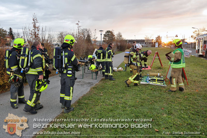 20241124_Wohnhausbrand in Oberwaltersdorf - Schwieriger Zugang   Foto: Stefan Schneider BFKDO BADEN