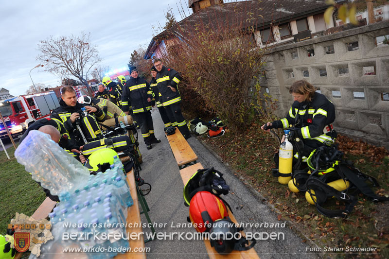 20241124_Wohnhausbrand in Oberwaltersdorf - Schwieriger Zugang   Foto: Stefan Schneider BFKDO BADEN