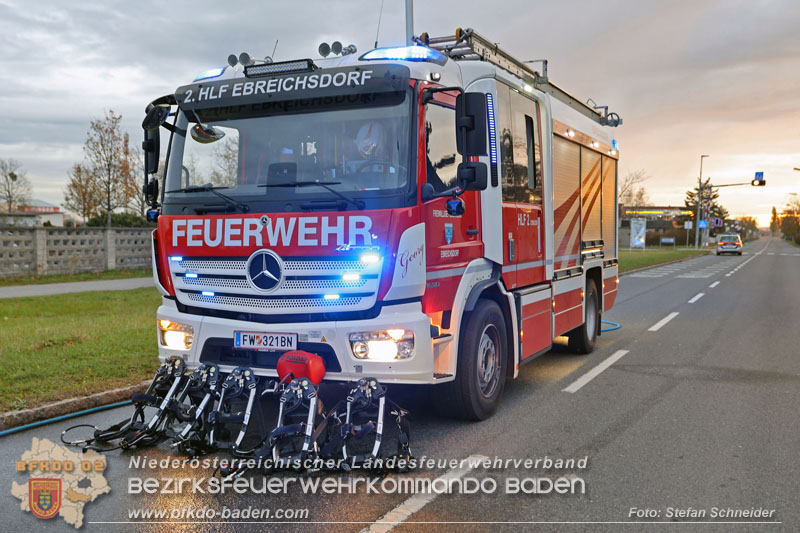 20241124_Wohnhausbrand in Oberwaltersdorf - Schwieriger Zugang   Foto: Stefan Schneider BFKDO BADEN