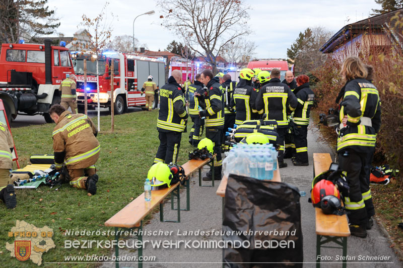 20241124_Wohnhausbrand in Oberwaltersdorf - Schwieriger Zugang   Foto: Stefan Schneider BFKDO BADEN