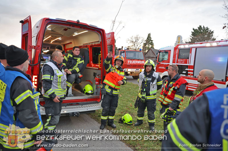 20241124_Wohnhausbrand in Oberwaltersdorf - Schwieriger Zugang   Foto: Stefan Schneider BFKDO BADEN