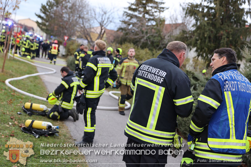 20241124_Wohnhausbrand in Oberwaltersdorf - Schwieriger Zugang   Foto: Stefan Schneider BFKDO BADEN