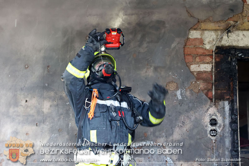 20241124_Wohnhausbrand in Oberwaltersdorf - Schwieriger Zugang   Foto: Stefan Schneider BFKDO BADEN