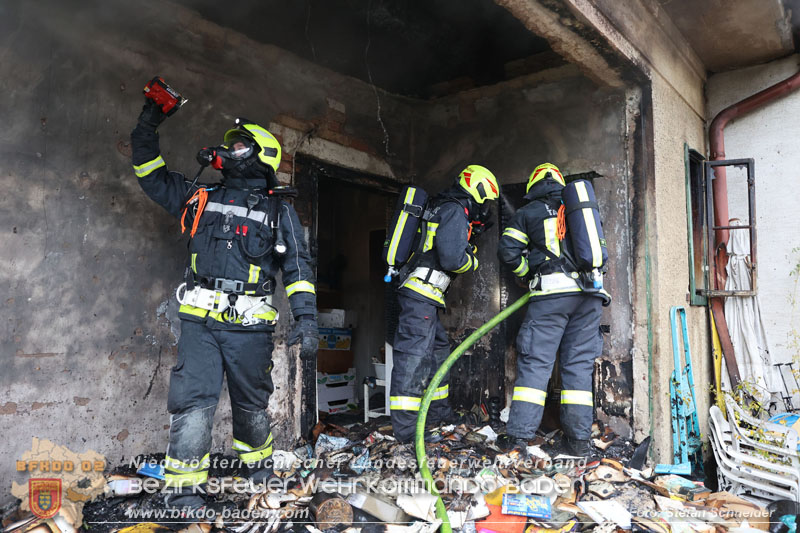 20241124_Wohnhausbrand in Oberwaltersdorf - Schwieriger Zugang   Foto: Stefan Schneider BFKDO BADEN