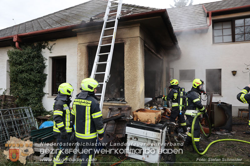 20241124_Wohnhausbrand in Oberwaltersdorf - Schwieriger Zugang   Foto: Stefan Schneider BFKDO BADEN