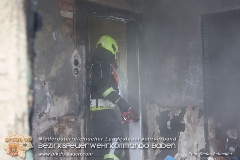 20241124_Wohnhausbrand in Oberwaltersdorf - Schwieriger Zugang   Foto: Stefan Schneider BFKDO BADEN