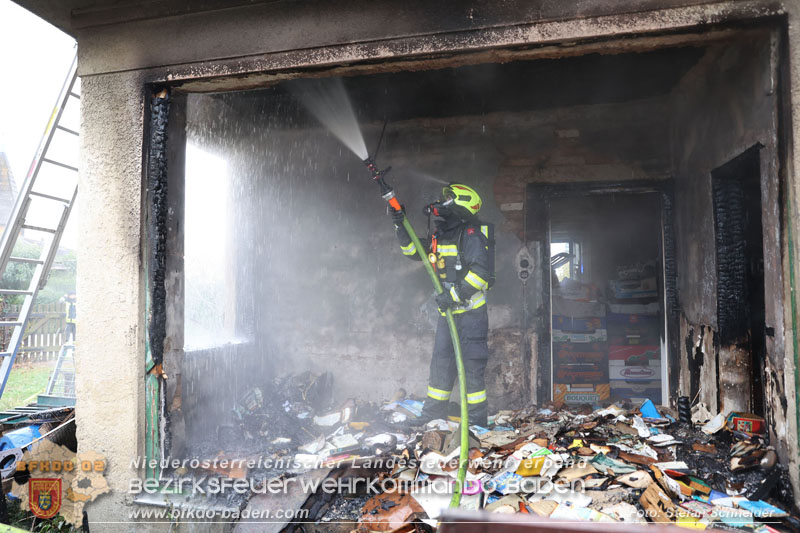 20241124_Wohnhausbrand in Oberwaltersdorf - Schwieriger Zugang   Foto: Stefan Schneider BFKDO BADEN