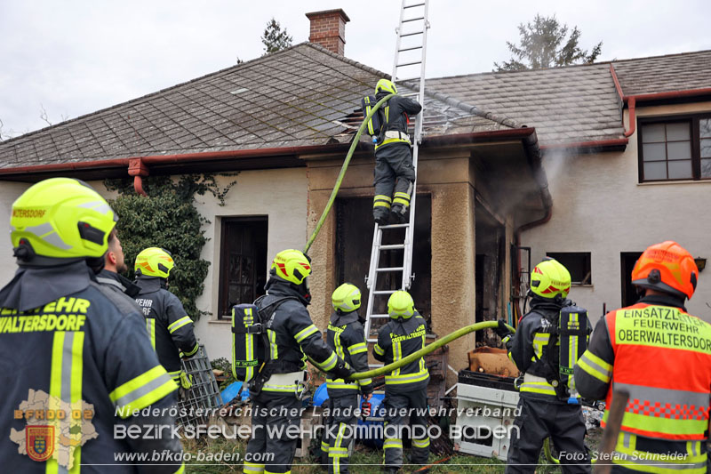 20241124_Wohnhausbrand in Oberwaltersdorf - Schwieriger Zugang   Foto: Stefan Schneider BFKDO BADEN