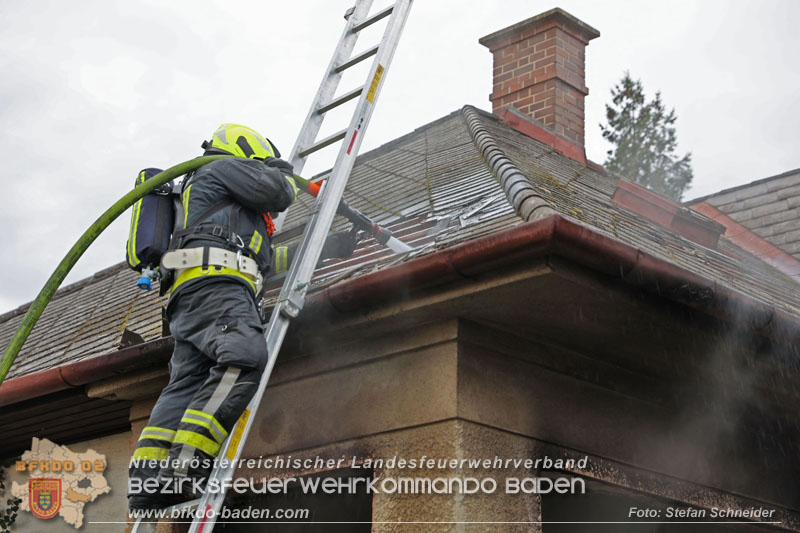 20241124_Wohnhausbrand in Oberwaltersdorf - Schwieriger Zugang   Foto: Stefan Schneider BFKDO BADEN