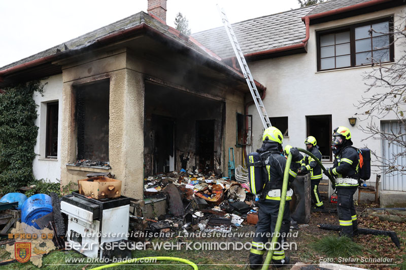 20241124_Wohnhausbrand in Oberwaltersdorf - Schwieriger Zugang   Foto: Stefan Schneider BFKDO BADEN