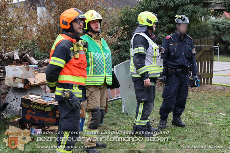 20241124_Wohnhausbrand in Oberwaltersdorf - Schwieriger Zugang   Foto: Stefan Schneider BFKDO BADEN