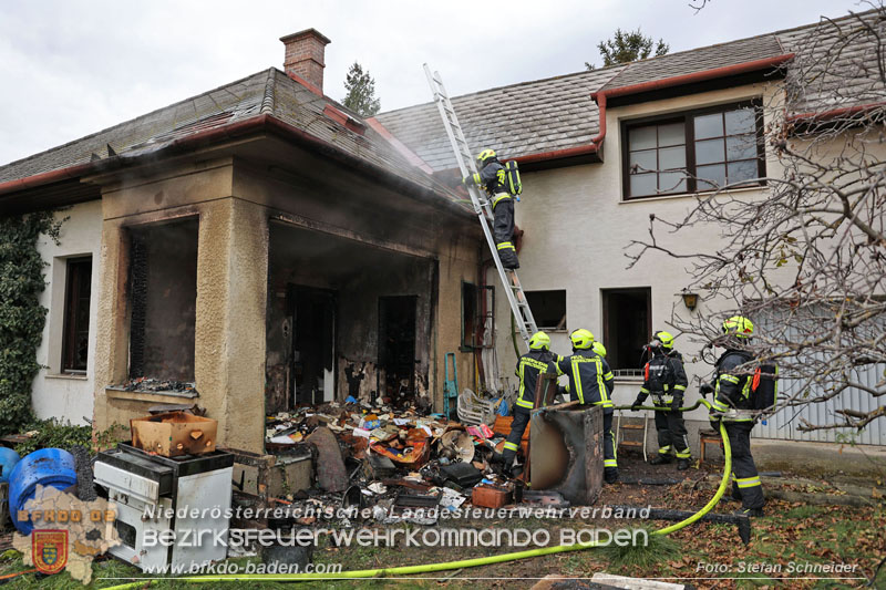 20241124_Wohnhausbrand in Oberwaltersdorf - Schwieriger Zugang   Foto: Stefan Schneider BFKDO BADEN