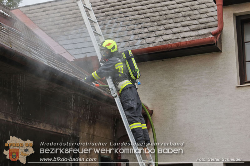 20241124_Wohnhausbrand in Oberwaltersdorf - Schwieriger Zugang   Foto: Stefan Schneider BFKDO BADEN