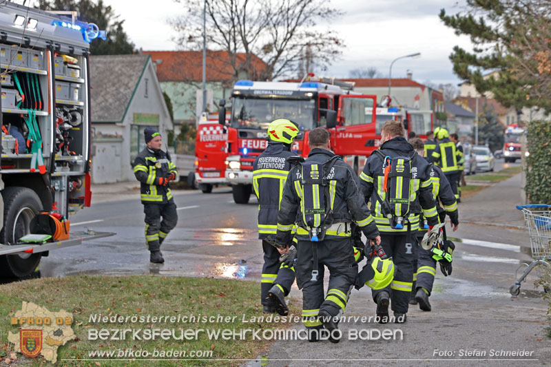 20241124_Wohnhausbrand in Oberwaltersdorf - Schwieriger Zugang   Foto: Stefan Schneider BFKDO BADEN