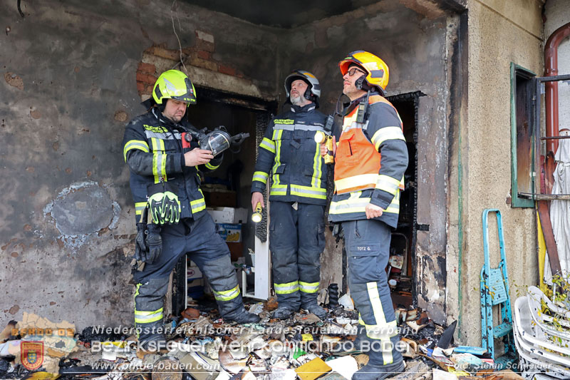 20241124_Wohnhausbrand in Oberwaltersdorf - Schwieriger Zugang   Foto: Stefan Schneider BFKDO BADEN