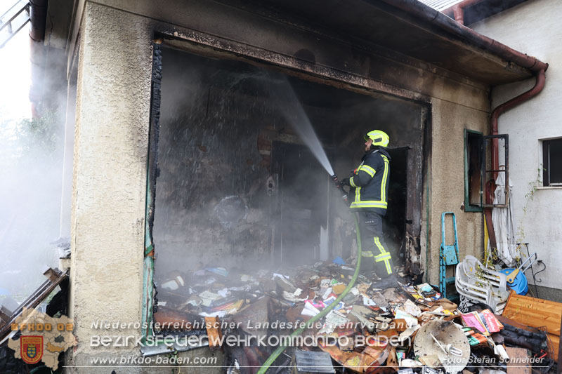 20241124_Wohnhausbrand in Oberwaltersdorf - Schwieriger Zugang   Foto: Stefan Schneider BFKDO BADEN