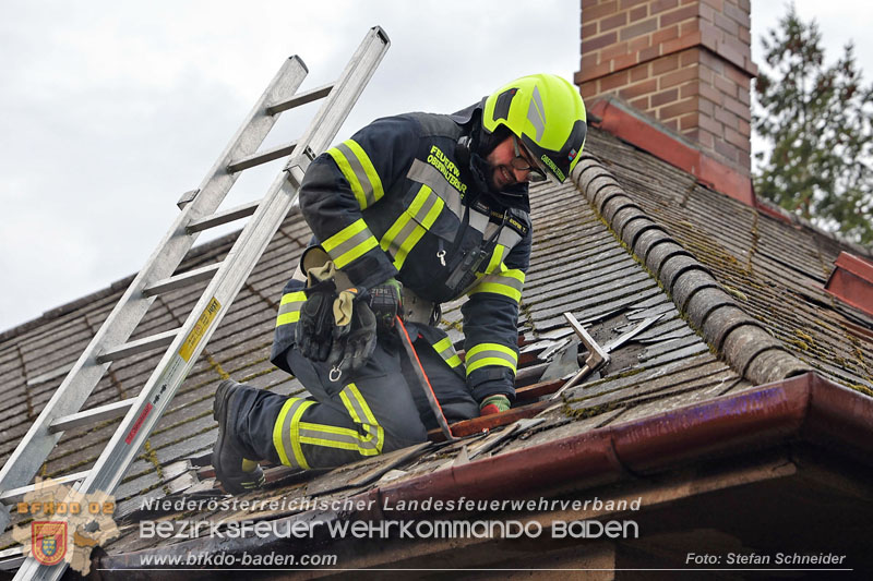 20241124_Wohnhausbrand in Oberwaltersdorf - Schwieriger Zugang   Foto: Stefan Schneider BFKDO BADEN