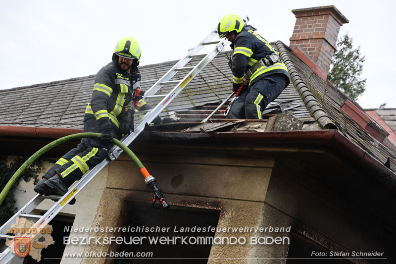 20241124_Wohnhausbrand in Oberwaltersdorf - Schwieriger Zugang   Foto: Stefan Schneider BFKDO BADEN