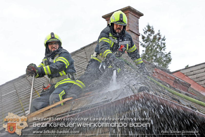 20241124_Wohnhausbrand in Oberwaltersdorf - Schwieriger Zugang   Foto: Stefan Schneider BFKDO BADEN