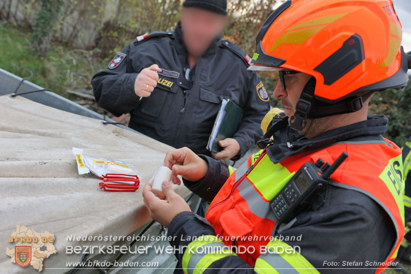 20241124_Wohnhausbrand in Oberwaltersdorf - Schwieriger Zugang   Foto: Stefan Schneider BFKDO BADEN