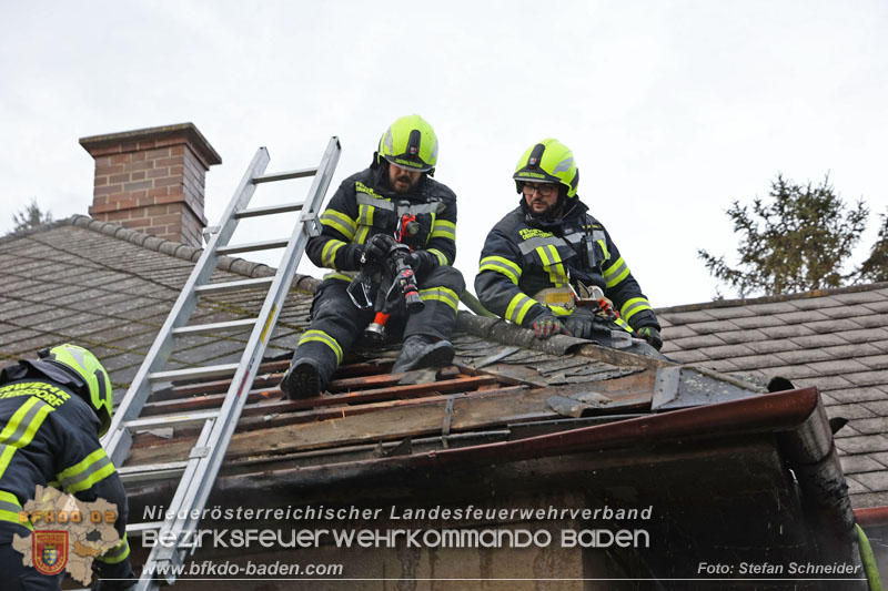 20241124_Wohnhausbrand in Oberwaltersdorf - Schwieriger Zugang   Foto: Stefan Schneider BFKDO BADEN