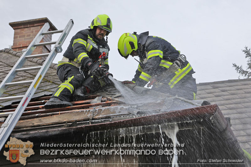 20241124_Wohnhausbrand in Oberwaltersdorf - Schwieriger Zugang   Foto: Stefan Schneider BFKDO BADEN