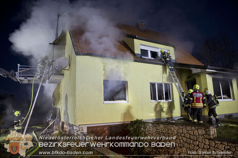 20241201_Mann stirbt bei verehrenden Wohnhausbrand in Landegg Gemeinde Pottendorf N Foto: Stefan Schneider BFKDO BADEN