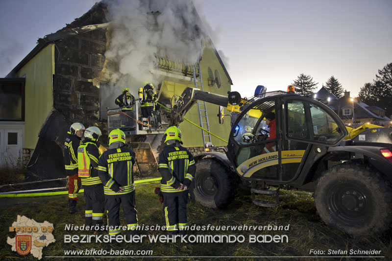 20241201_Mann stirbt bei verehrenden Wohnhausbrand in Landegg Gemeinde Pottendorf N Foto: Stefan Schneider BFKDO BADEN