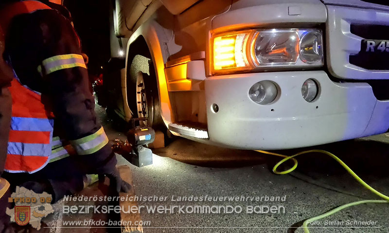 20241219_Personenrettung nach Verkehrsunfall auf der A2 bei Baden Foto: Stefan Schneider BFKDO BADEN 