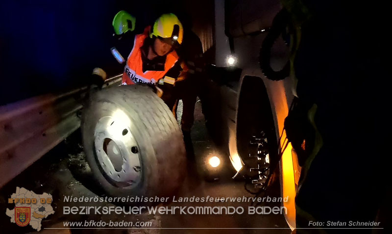 20241219_Personenrettung nach Verkehrsunfall auf der A2 bei Baden Foto: Stefan Schneider BFKDO BADEN 