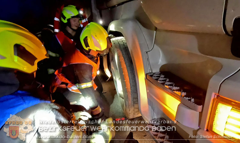 20241219_Personenrettung nach Verkehrsunfall auf der A2 bei Baden Foto: Stefan Schneider BFKDO BADEN 