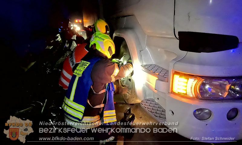 20241219_Personenrettung nach Verkehrsunfall auf der A2 bei Baden Foto: Stefan Schneider BFKDO BADEN 