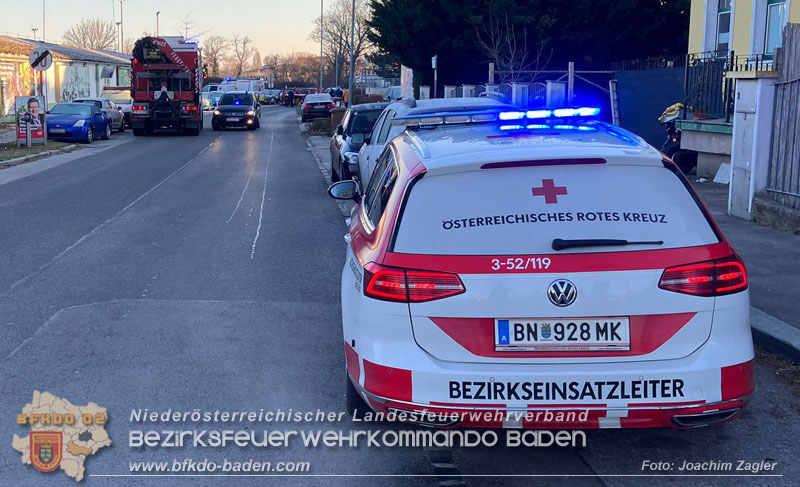 20241227_Lenkerin muss nach Verkehrsunfall in Baden von Feuerwehr befreit werden  Foto: Joachim Zagler