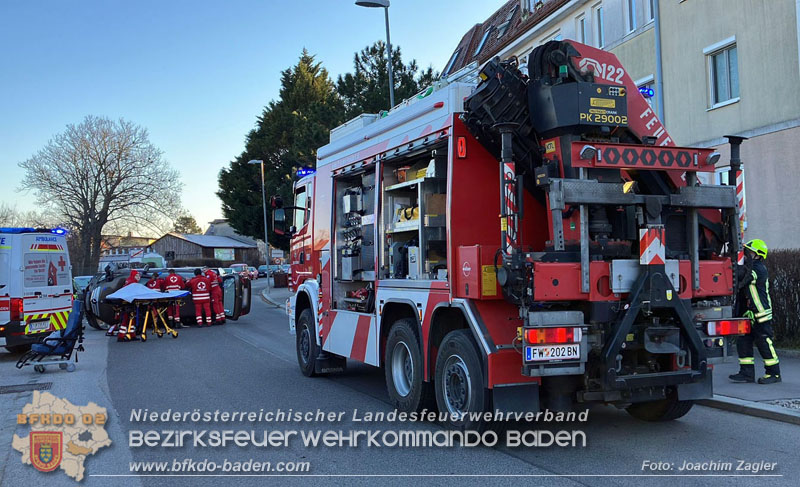 20241227_Lenkerin muss nach Verkehrsunfall in Baden von Feuerwehr befreit werden  Foto: Joachim Zagler