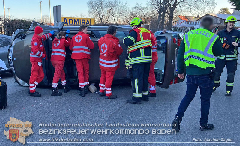 20241227_Lenkerin muss nach Verkehrsunfall in Baden von Feuerwehr befreit werden  Foto: Joachim Zagler