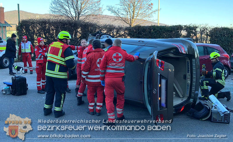 20241227_Lenkerin muss nach Verkehrsunfall in Baden von Feuerwehr befreit werden  Foto: Joachim Zagler