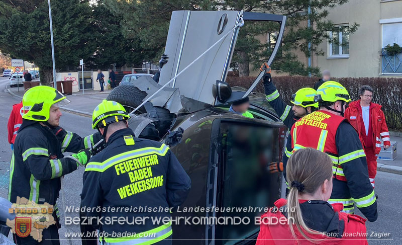 20241227_Lenkerin muss nach Verkehrsunfall in Baden von Feuerwehr befreit werden  Foto: Joachim Zagler